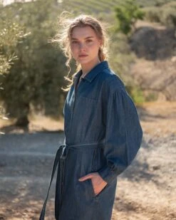 Mersea -Mersea womens cotton lightweight frankie chambray shirt dress with front patch and side seem pockets button down placket and cuffs travel destination look 2